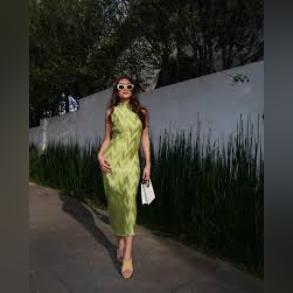 ASTR THE LABEL Zigzag Plisse Mock Neck MIDI NWOT - Picture 2 of 5